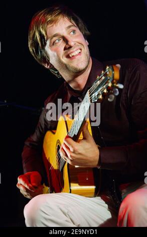 Il cantante francese Thomas Dutronc (figlio dei cantanti francesi Jacques Dutronc e Francoise Hardy) suona dal vivo con la sua band "Thomas Dutronc et les Esprits Manouches" al jazz joint "Cafe de la Danse" di Parigi, in Francia, il 14 ottobre 2006. Foto di Nicolas Khayat/ABACAPRESS.COM Foto Stock