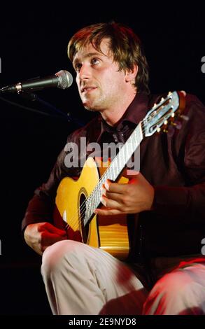 Il cantante francese Thomas Dutronc (figlio dei cantanti francesi Jacques Dutronc e Francoise Hardy) suona dal vivo con la sua band "Thomas Dutronc et les Esprits Manouches" al jazz joint "Cafe de la Danse" di Parigi, in Francia, il 14 ottobre 2006. Foto di Nicolas Khayat/ABACAPRESS.COM Foto Stock