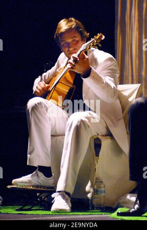 Il cantante francese Thomas Dutronc (figlio dei cantanti francesi Jacques Dutronc e Francoise Hardy) suona dal vivo con la sua band "Thomas Dutronc et les Esprits Manouches" al jazz joint "Cafe de la Danse" di Parigi, in Francia, il 14 ottobre 2006. Foto di Nicolas Khayat/ABACAPRESS.COM Foto Stock