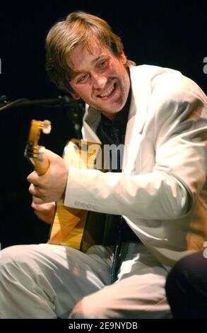 Il cantante francese Thomas Dutronc (figlio dei cantanti francesi Jacques Dutronc e Francoise Hardy) suona dal vivo con la sua band "Thomas Dutronc et les Esprits Manouches" al jazz joint "Cafe de la Danse" di Parigi, in Francia, il 14 ottobre 2006. Foto di Nicolas Khayat/ABACAPRESS.COM Foto Stock