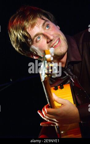 Il cantante francese Thomas Dutronc (figlio dei cantanti francesi Jacques Dutronc e Francoise Hardy) suona dal vivo con la sua band "Thomas Dutronc et les Esprits Manouches" al jazz joint "Cafe de la Danse" di Parigi, in Francia, il 14 ottobre 2006. Foto di Nicolas Khayat/ABACAPRESS.COM Foto Stock