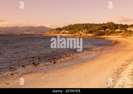 Europa, Spagna, Galizia, Porto do Son, Spiaggia e fronte mare al tramonto Foto Stock