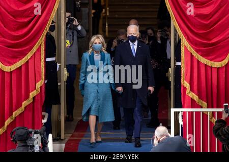 Il presidente eletto degli Stati Uniti Joe Biden e il Dr. Jill Biden arrivano alla piattaforma inaugurale per la 59a cerimonia di inaugurazione presidenziale presso il Campidoglio degli Stati Uniti il 20 gennaio 2021 a Washington, DC. Foto Stock