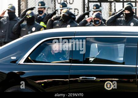 Il presidente degli Stati Uniti Joe Biden guarda fuori la finestra dalla limousine presidenziale durante la parata del giorno di inaugurazione 20 gennaio 2021 a Washington, DC. Foto Stock