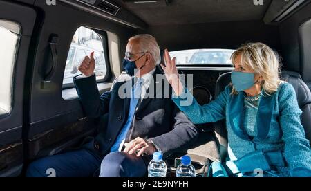 Il presidente degli Stati Uniti Joe Biden e la First Lady Dr. Jill Biden ondeggiano mentre cavalcano nella limousine presidenziale durante la parata del giorno dell'Inaugurazione 20 gennaio 2021 a Washington, DC. Foto Stock