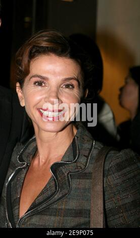 L'attrice spagnola Victoria Abril arriva alla festa di apertura del negozio di punta di Tommy Hilfiger a Parigi, in Francia, il 18 ottobre 2006. Il negozio, situato sulla famosa 'rue St Honore' nel cuore di Parigi, è il primo di Tommy in Francia. La celebrazione di apertura è iniziata con un cocktail presso il negozio ed è stata seguita da un concerto a sorpresa di Lenny Kravitz tenuto presso l'Ecole des Beaux-Arts. Foto di Denis Guignebourg/ABACAPRESS.COM Foto Stock