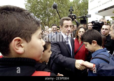 Il Presidente del consiglio Generale Hauts-de-Seine, Nicolas Sarkozy, alla firma della ristrutturazione urbana Hauts-de-Seine, a Villeneuve-la-Garenne, Francia, il 19 ottobre 2006. Foto di Bernard Bisson/ABACAPRESS.COM Foto Stock