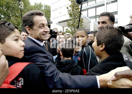 Il Presidente del consiglio Generale Hauts-de-Seine, Nicolas Sarkozy, alla firma della ristrutturazione urbana Hauts-de-Seine, a Villeneuve-la-Garenne, Francia, il 19 ottobre 2006. Foto di Bernard Bisson/ABACAPRESS.COM Foto Stock