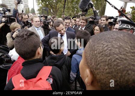 Il Presidente del consiglio Generale Hauts-de-Seine, Nicolas Sarkozy, alla firma della ristrutturazione urbana Hauts-de-Seine, a Villeneuve-la-Garenne, Francia, il 19 ottobre 2006. Foto di Bernard Bisson/ABACAPRESS.COM Foto Stock