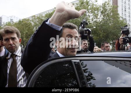 Il Presidente del consiglio Generale Hauts-de-Seine, Nicolas Sarkozy, alla firma della ristrutturazione urbana Hauts-de-Seine, a Villeneuve-la-Garenne, Francia, il 19 ottobre 2006. Foto di Bernard Bisson/ABACAPRESS.COM Foto Stock