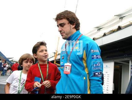 Il pilota spagnolo di Formula uno Fernando Alonso del team Renault F1 cammina attraverso il paddock presso la pista di Interlagos vicino a San Paolo Brasile il 19 ottobre 2006. Il Gran Premio di F1 del Brasile si svolgerà domenica 22 ottobre. Foto di Christophe Guibbaud/Cameleon/ABACAPRESS.COM Foto Stock