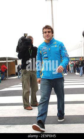 Il pilota spagnolo di Formula uno Fernando Alonso del team Renault F1 cammina attraverso il paddock presso la pista di Interlagos vicino a San Paolo Brasile il 19 ottobre 2006. Il Gran Premio di F1 del Brasile si svolgerà domenica 22 ottobre. Foto di Christophe Guibbaud/Cameleon/ABACAPRESS.COM Foto Stock