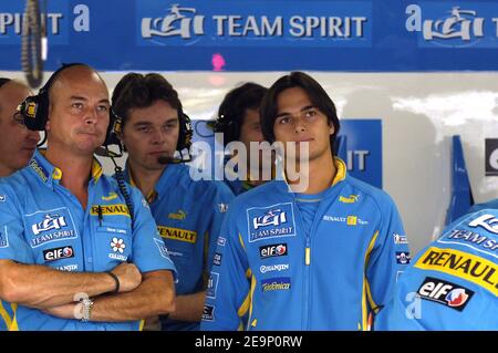 Il collaudatore di Formula uno della Renault Nelson Piquet Jr. Si trova in stand presso la pista di Interlagos, nei pressi di Sao Paulo in Brasile, il 20 ottobre 2006. Il Gran Premio di F1 del Brasile si svolgerà domenica 22 ottobre. Foto di Christophe Guibbaud/Cameleon/ABACAPRESS.COM Foto Stock