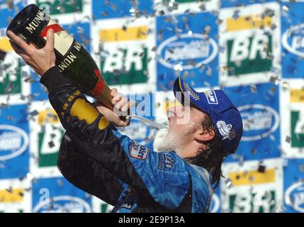 Il campione del mondo spagnolo di Formula uno Fernando Alonso celebra la sua vittoria nel campionato del mondo, Fernando Alonso finisce secondo, Brasiliano Felipe massa primo e Gran bretagna Jenson Button terzo, a Interlagos vicino a San Paolo Brasile il 22 ottobre 2006. Foto di Christophe Guibbaud/Cameleon/ABACAPRESS.COM Foto Stock