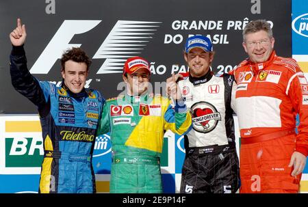 Il campione del mondo spagnolo di Formula uno Fernando Alonso celebra la sua vittoria nel campionato del mondo, Fernando Alonso finisce secondo, Brasiliano Felipe massa primo e Gran bretagna Jenson Button terzo, a Interlagos vicino a San Paolo Brasile il 22 ottobre 2006. Foto di Christophe Guibbaud/Cameleon/ABACAPRESS.COM Foto Stock