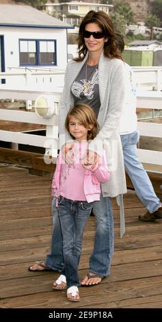 Cindy Crawford e Kaya Gerber assistono ad una protesta di paddle out contro l'impianto di gas liquido proposto, GNL che sarà costruito al largo della costa di Malibu & Oxnard a Los Angeles, CA, USA il 22 ottobre 2006. Foto di Baxter/ABACAPRESS.COM Foto Stock