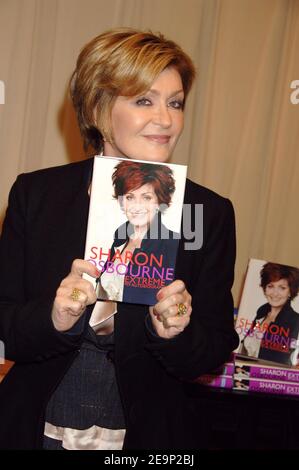 Sharon Osbourne fa un'apparizione instorante per promuovere il suo libro 'haron Osbourne Extreme My Autobiography', tenuto presso il negozio Barnes and Noble Fifth Avenue a New York City, USA il 25 ottobre 2006. Foto di David Miller/ABACAPRESS.COM Foto Stock