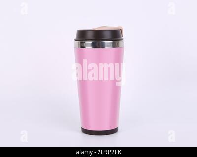 Tazza da caffè riutilizzabile. Thermos a tazza e a tamburo di colore rosa. Bock up. Foto Stock