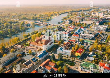 Pinsk, regione di Brest, Bielorussia. Paesaggio urbano di Pinsk Skyline In autunno la mattina. Vista panoramica del Duomo di nome della Beata Vergine Maria e il Monastero Foto Stock