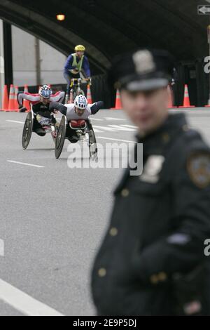 I concorrenti della corsa maschile su sedia a rotelle corrono su First Avenue durante la 37a Maratona di New York City a New York City, USA, il 5 novembre 2006. Marilson Gomes dos Santos, in Brasile, ha vinto il suo debutto nella Maratona di New York, facendo edging a Kenyan Stephen Kiogora di otto secondi, mentre Jelena Prokopcuka, in Lettonia, ha catturato la sua seconda corona consecutiva di donne. Foto di Gerald Holubowicz/Cameleon/ABACAPRESS.COM Foto Stock