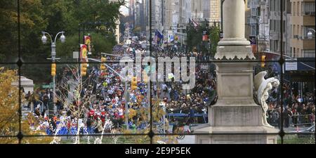 I concorrenti corrono fino alla 59th Avenue durante la 37th ING New York City Marathon a New York City, USA il 5 novembre 2006. Marilson Gomes dos Santos, in Brasile, ha vinto il suo debutto nella Maratona di New York, facendo edging a Kenyan Stephen Kiogora di otto secondi, mentre Jelena Prokopcuka, in Lettonia, ha catturato la sua seconda corona consecutiva di donne. Foto di Gerald Holubowicz/Cameleon/ABACAPRESS.COM Foto Stock