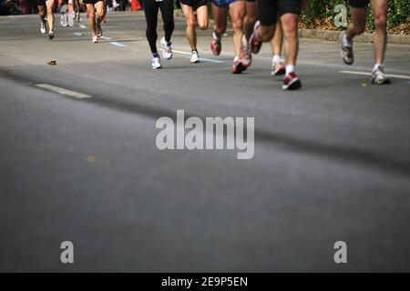 I concorrenti corrono a Central Park durante la 37a maratona di New York City a New York, USA, il 5 novembre 2006. Marilson Gomes dos Santos, in Brasile, ha vinto il suo debutto nella Maratona di New York, facendo edging a Kenyan Stephen Kiogora di otto secondi, mentre Jelena Prokopcuka, in Lettonia, ha catturato la sua seconda corona consecutiva di donne. Foto di Gerald Holubowicz/Cameleon/ABACAPRESS.COM Foto Stock