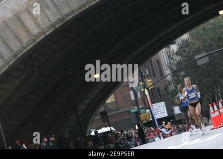 I concorrenti corrono su First Avenue durante la 37a maratona di New York City a New York, USA, il 5 novembre 2006. Marilson Gomes dos Santos, in Brasile, ha vinto il suo debutto nella Maratona di New York, facendo edging a Kenyan Stephen Kiogora di otto secondi, mentre Jelena Prokopcuka, in Lettonia, ha catturato la sua seconda corona consecutiva di donne. Foto di Gerald Holubowicz/Cameleon/ABACAPRESS.COM Foto Stock