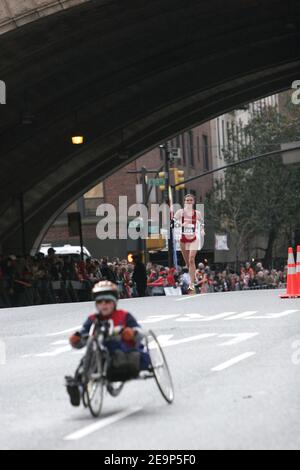 I concorrenti della corsa maschile su sedia a rotelle corrono su First Avenue durante la 37a Maratona di New York City a New York City, USA, il 5 novembre 2006. Marilson Gomes dos Santos, in Brasile, ha vinto il suo debutto nella Maratona di New York, facendo edging a Kenyan Stephen Kiogora di otto secondi, mentre Jelena Prokopcuka, in Lettonia, ha catturato la sua seconda corona consecutiva di donne. Foto di Gerald Holubowicz/Cameleon/ABACAPRESS.COM Foto Stock