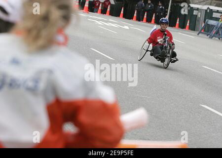 I concorrenti della corsa maschile su sedia a rotelle corrono su First Avenue durante la 37a Maratona di New York City a New York City, USA, il 5 novembre 2006. Marilson Gomes dos Santos, in Brasile, ha vinto il suo debutto nella Maratona di New York, facendo edging a Kenyan Stephen Kiogora di otto secondi, mentre Jelena Prokopcuka, in Lettonia, ha catturato la sua seconda corona consecutiva di donne. Foto di Gerald Holubowicz/Cameleon/ABACAPRESS.COM Foto Stock