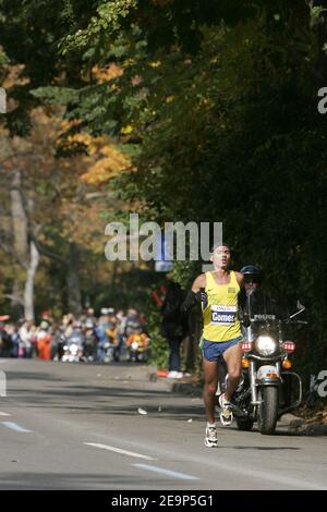 Marilson Gomes dos Santos in Brasile attraversa Central Park per vincere la gara di divisione maschile con un tempo di 2 ore, 09 minuti, 58 secondi nella 37a ING New York City Marathon a New York City, USA, il 5 novembre 2006. Foto di Gerald Holubowicz/Cameleon/ABACAPRESS.COM Foto Stock