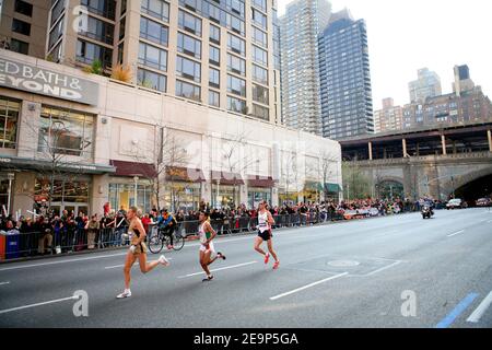 I concorrenti corrono su First Avenue durante la 37a maratona di New York City a New York, USA, il 5 novembre 2006. Marilson Gomes dos Santos, in Brasile, ha vinto il suo debutto nella Maratona di New York, facendo edging a Kenyan Stephen Kiogora di otto secondi, mentre Jelena Prokopcuka, in Lettonia, ha catturato la sua seconda corona consecutiva di donne. Foto di Gerald Holubowicz/Cameleon/ABACAPRESS.COM Foto Stock