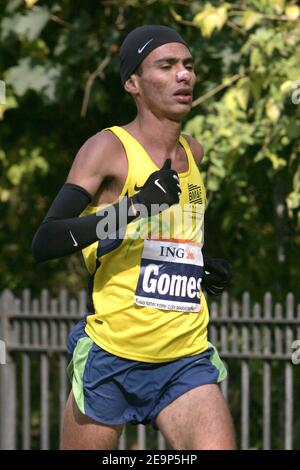 Marilson Gomes dos Santos in Brasile attraversa Central Park per vincere la gara di divisione maschile con un tempo di 2 ore, 09 minuti, 58 secondi nella 37a ING New York City Marathon a New York City, USA, il 5 novembre 2006. Foto di Gerald Holubowicz/Cameleon/ABACAPRESS.COM Foto Stock