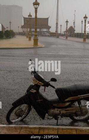 Phnom Penh, Cambogia - 19 giugno 2016: Monsone piove Soak Phnom Penh. Foto Stock