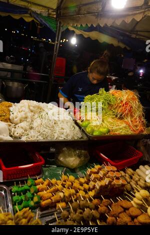 Phnom Penh, Cambogia - 19 giugno 2016: Cibo in un mercato notturno a Phnom Penh. Foto Stock