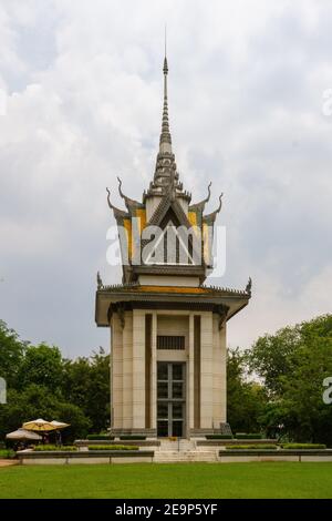 Phnom Penh, Cambogia - 19 giugno 2016: Il Monumento a Cheong Ek si trova in ricordo di coloro che sono stati uccisi nei campi circostanti dai Khmer Rossi nel Foto Stock