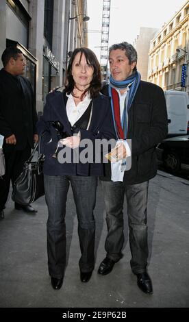 ESCLUSIVO. Gli attori francesi Alain Chabat e Chantal Luby mettono in posa fuori dall'Europa 1 la trasmissione radiofonica dove promuovono il loro ultimo DVD 'Objectif Nuls'. Parigi, Francia il 7 novembre 2006. Foto di Denis Guignebourg/ABACAPRESS.COM Foto Stock