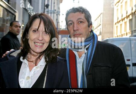 ESCLUSIVO. Gli attori francesi Alain Chabat e Chantal Luby mettono in posa fuori dall'Europa 1 la trasmissione radiofonica dove promuovono il loro ultimo DVD 'Objectif Nuls'. Parigi, Francia il 7 novembre 2006. Foto di Denis Guignebourg/ABACAPRESS.COM Foto Stock