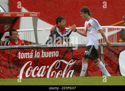 Gonzalo Higuain franco-argentino di River Plate con il suo allenatore Daniel Passarella durante la partita di calcio River Plate contro San Lorenzo allo stadio River di Buenos Aires, Argentina, nel 2006. River Plate ha vinto 5-0. Foto di Bertrand Mahe/Cameleon/ABACAPRESS.COM Foto Stock