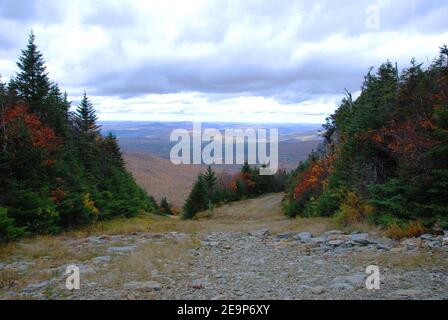 Fall Foliage of Green Mountains dalla cima della Sterling Mountain vicino a Smugglers' Notch in Vermont VT, USA. Foto Stock