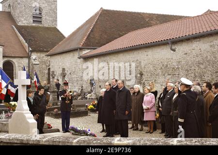 Il presidente francese Jacques Chiracand sua moglie Bernadette con al suo fianco l'ammiraglio Philippe de Gaulle, figlio dell'ex presidente Charles de Gaulle, La figlia di De Gaulle Elisabeth de Boissieu, a sinistra, si trova all'attenzione della tomba di Charles de Gaulle al cimitero di Colombey les Deux Eglises, nella Francia orientale, il 9 novembre 2006, il 36° anniversario della sua morte. Foto di Bernard Bisson/ABACAPRESS.COM Foto Stock