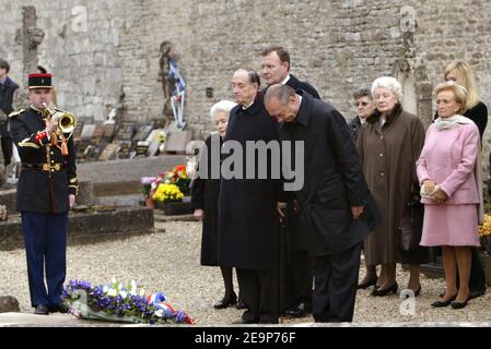 Il presidente francese Jacques Chirac con al suo fianco l'ammiraglio Philippe de Gaulle, figlio dell'ex presidente Charles de Gaulle, La figlia di De Gaulle Elisabeth de Boissieu, a sinistra, si trova all'attenzione della tomba di Charles de Gaulle al cimitero di Colombey les Deux Eglises, nella Francia orientale, il 9 novembre 2006, il 36° anniversario della sua morte. Foto di Bernard Bisson/ABACAPRESS.COM Foto Stock