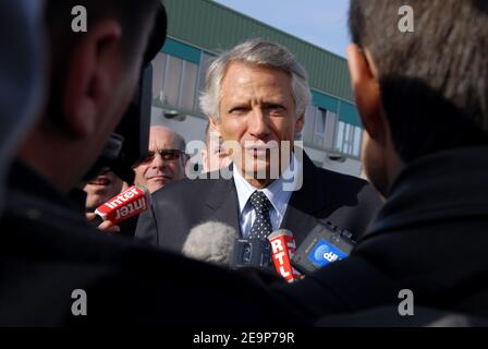 Il 10 novembre 2006, il primo ministro francese Dominique de Villepin ha annunciato misure speciali per le zone rurali remote in Francia durante una visita nella zona dell'alta Saone in Francia. Nella foto, visita 'la Saonoise de Contreplaque' (un'azienda industriale di raffinazione del legno) a Villers les Luxeuil. Foto di Nicolas Khayat/ABACAPRESS.COM Foto Stock