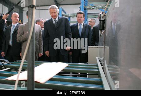 Il 10 novembre 2006, il primo ministro francese Dominique de Villepin ha annunciato misure speciali per le zone rurali remote in Francia durante una visita nella zona dell'alta Saone in Francia. Nella foto, visita 'la Saonoise de Contreplaque' (un'azienda industriale di raffinazione del legno) a Villers les Luxeuil. Foto di Nicolas Khayat/ABACAPRESS.COM Foto Stock