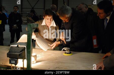 Il 10 novembre 2006, il primo ministro francese Dominique de Villepin ha annunciato misure speciali per le zone rurali remote in Francia durante una visita nella zona dell'alta Saone in Francia. Nella foto, visita 'la Saonoise de Contreplaque' (un'azienda industriale di raffinazione del legno) a Villers les Luxeuil. Foto di Nicolas Khayat/ABACAPRESS.COM Foto Stock