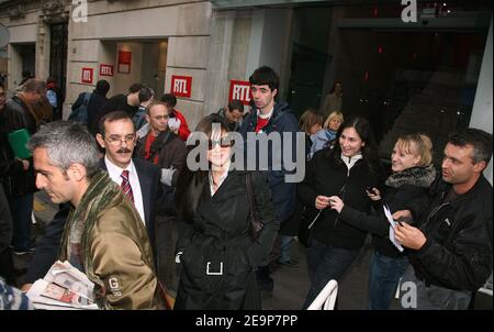 ESCLUSIVO. L'attrice italiana Monica Bellucci lascia la radio francese "RTL" a Parigi, in Francia, il 11 novembre 2006. Foto di Denis Gugnebourg/ABACAPRESS.COM Foto Stock