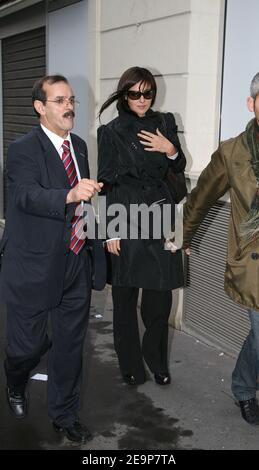 ESCLUSIVO. L'attrice italiana Monica Bellucci lascia la radio francese "RTL" a Parigi, in Francia, il 11 novembre 2006. Foto di Denis Gugnebourg/ABACAPRESS.COM Foto Stock