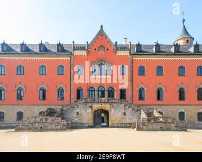 Cancello d'ingresso del Castello di Sychrov con tipica facciata rosa. Chateau in stile neo-gotico con splendido parco in stile inglese. Paradiso bohemien, Repubblica Ceca Foto Stock