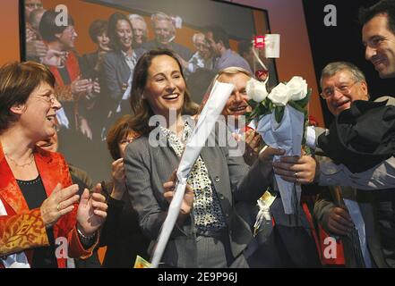 Il socialista francese Segolene Royal durante un incontro a Nantes il 15 novembre 2006. I tre contendenti per la candidatura socialista alla presidenza francese hanno fatto le loro ultime passi ai membri del partito mercoledì, alla vigilia di un voto primario che il precursore Segolene Royal spera di vincere con un knockout. Foto di Patrick Bernard/ABACAPRESS.COM Foto Stock