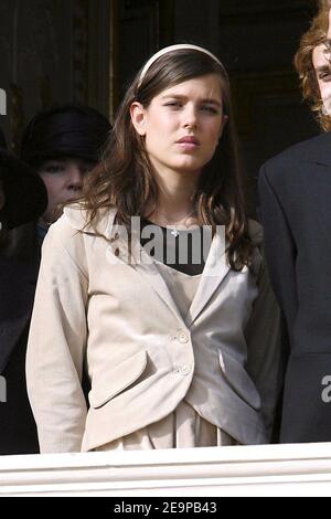 Figlia della principessa Caroline di Monaco Charlotte Casiraghi ha dato alla luce un bambino che aveva con l'attore e comico Gad Elmaleh presso l'ospedale Princess Grace di Monaco di Martedì è stato riferito mercoledì 18 dicembre. File photo : Charlotte partecipa, dal balcone del Palazzo, alla cerimonia di rilascio standard e alla sfilata militare sulla piazza del palazzo di Monaco, come parte delle cerimonie del giorno nazionale il 19 novembre 2006. Foto di Nebinger-Orban/ABACAPRESS.COM Foto Stock