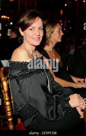 Cendrine Dominguez partecipa alla festa "degustazione miglior prezzo del vino" che si tiene al Grand Hotel di Parigi, in Francia, il 23 novembre 2006. Foto di Denis Guignebourg/ABACAPRESS.COM Foto Stock